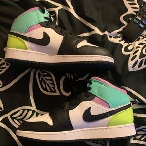 Jordan 1 mid “volt”